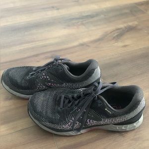 Women’s New Balance Fresh Foam running sneaker size 10 with Core-tex